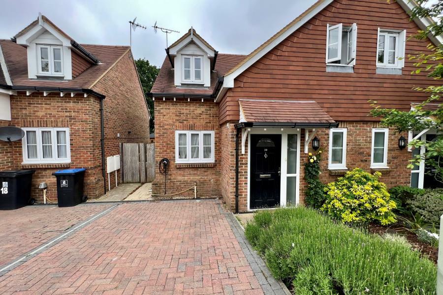 3 bedroom semidetached house for rent in St Johns, Woking, GU21