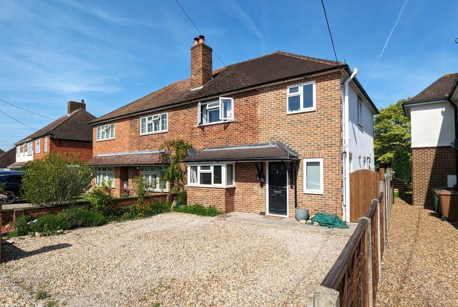 3 bedroom semidetached house for rent in West End, Woking, Surrey, GU24