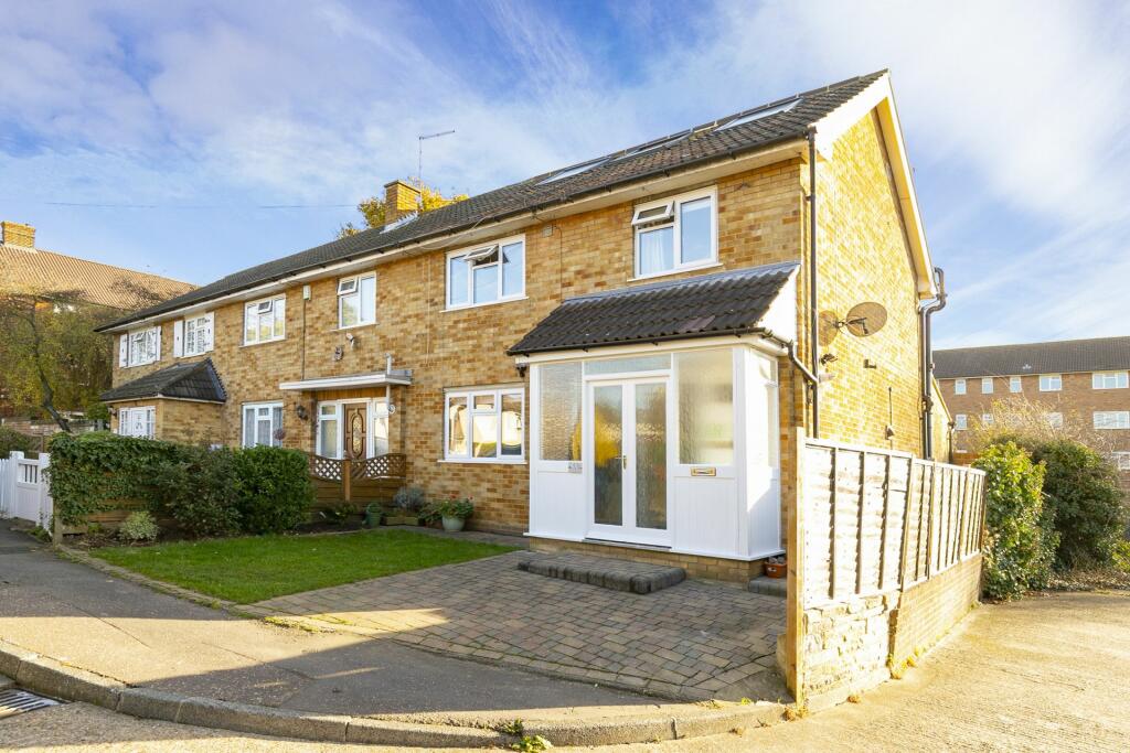 4 bedroom end of terrace house for sale in Thaxted Road, Buckhurst Hill