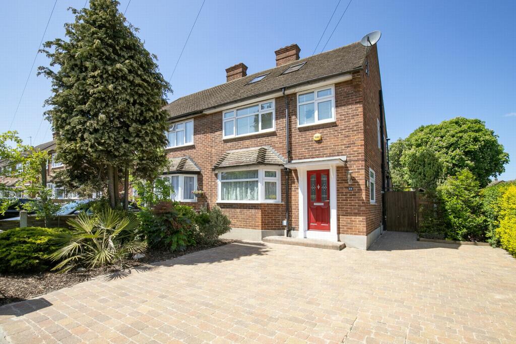 3 bedroom semidetached house for sale in Bradwell Road, Buckhurst Hill