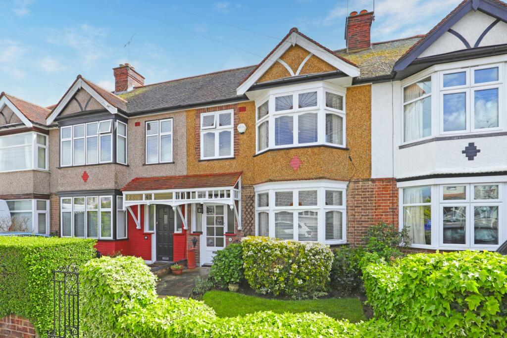 3 bedroom terraced house for sale in Chestnut Avenue, Buckhurst Hill, IG9