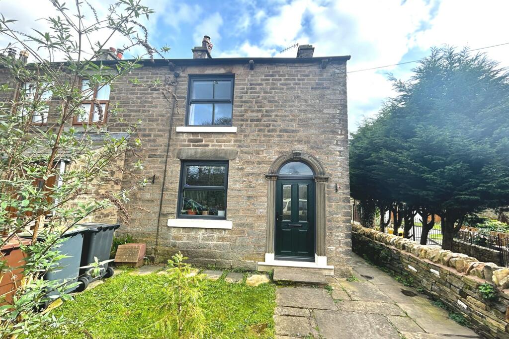 2 bedroom end of terrace house for sale in Low Leighton Road, New Mills