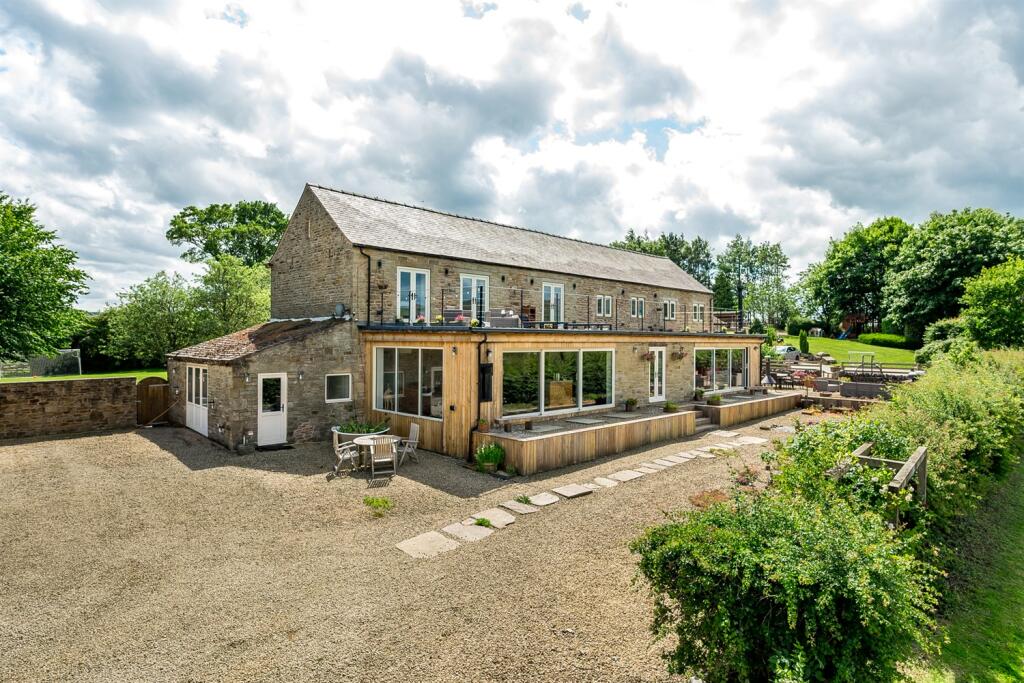 Main image of property: Chapel-En-Le-Frith, High Peak