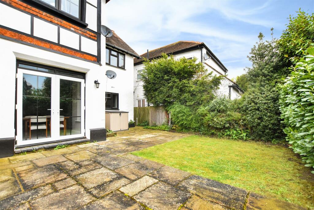 2 bedroom apartment for sale in Wood Lane, Ashtead, KT21