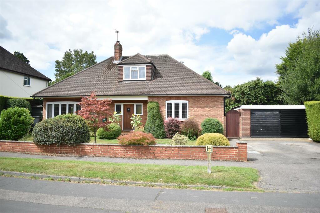 4 bedroom detached bungalow for sale in Woodlands Way, Ashtead, KT21
