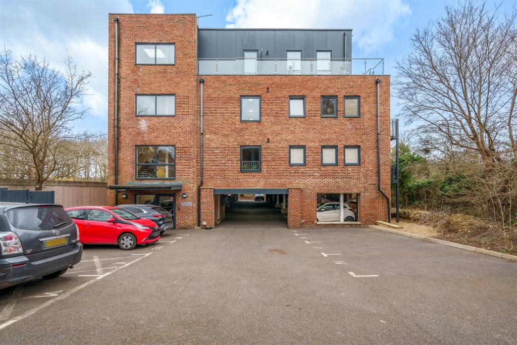 2 bedroom apartment for sale in Harpers House, Leatherhead, KT22