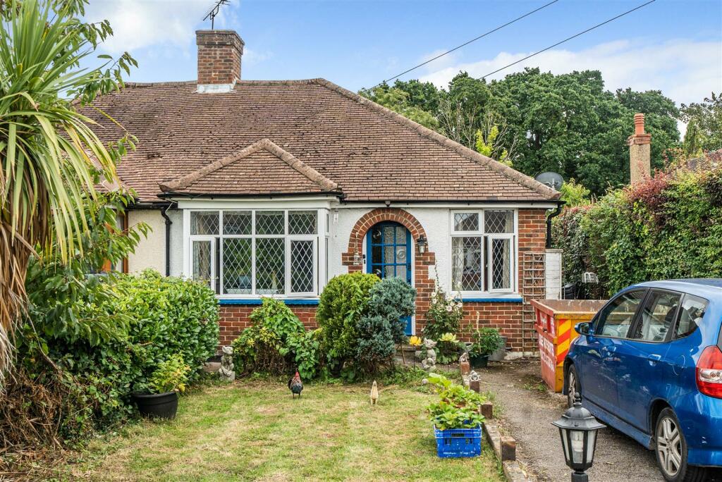 2 bedroom semidetached bungalow for sale in Warenne Road, Fetcham, KT22
