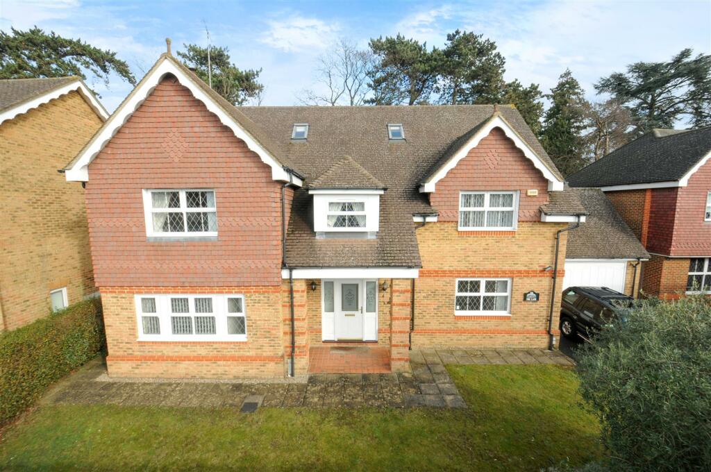 5 bedroom detached house for sale in Quarry Gardens, Leatherhead