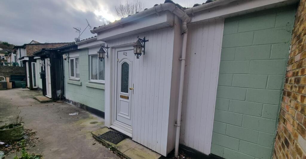 2 bedroom terraced house for sale in 42 Lippits Hill, Langdon Hills