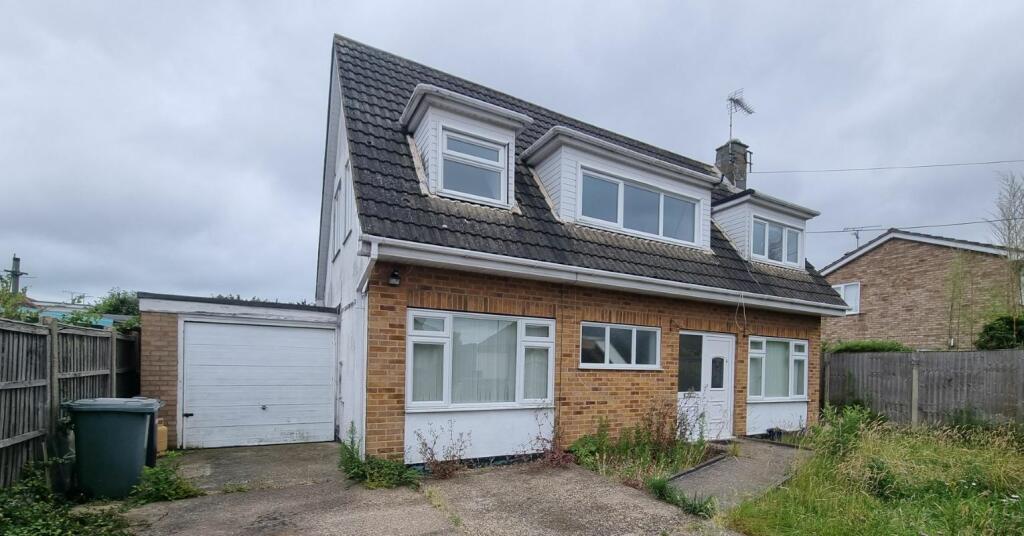 Main image of property: 4 Linne Road, Canvey Island, Essex, SS8 8BX