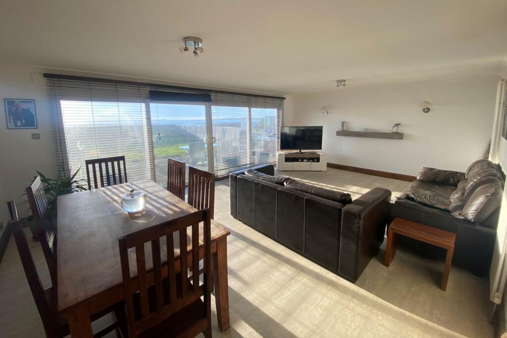 Additional property image - 37 Eastern Promenade, Point Clear Bay, Clacton-on-Sea, Essex, CO16 8LG