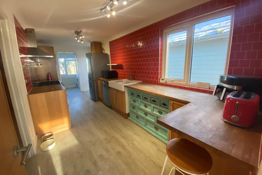Additional property image - 37 Eastern Promenade, Point Clear Bay, Clacton-on-Sea, Essex, CO16 8LG
