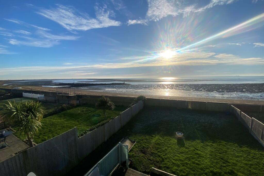 Additional property image - 37 Eastern Promenade, Point Clear Bay, Clacton-on-Sea, Essex, CO16 8LG