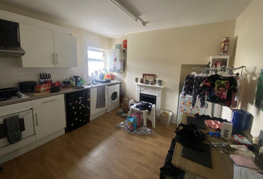 Additional property image - 44 Wellesley Road, Clacton-on-Sea, Essex, CO15 3PJ