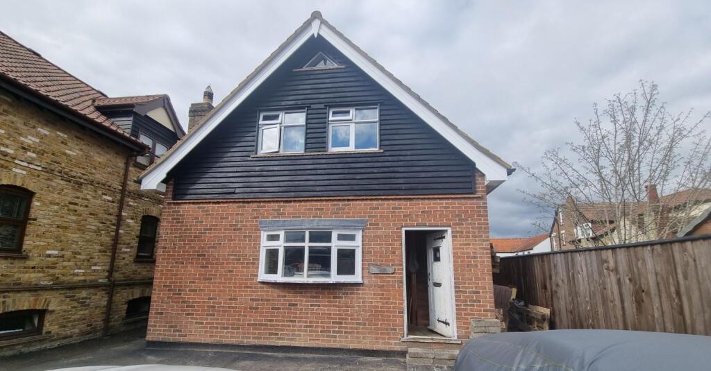 Main image of property: 2 Whiffins Orchard, Coopersale Common, Coopersale, Epping, Essex, CM16 7QU