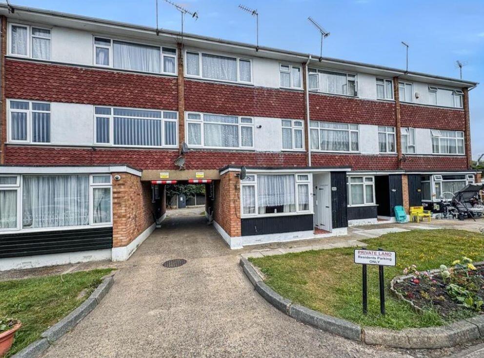 Main image of property: 81A High Street, Canvey Island, Essex, SS8 7RE