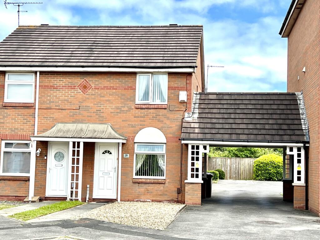 2 bedroom end of terrace house for sale in Close, Bakers