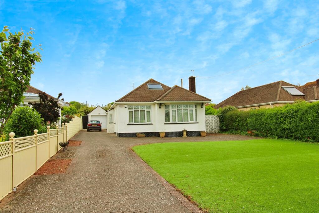 4 bedroom detached bungalow for sale in Smithies Avenue, Sully, Penarth