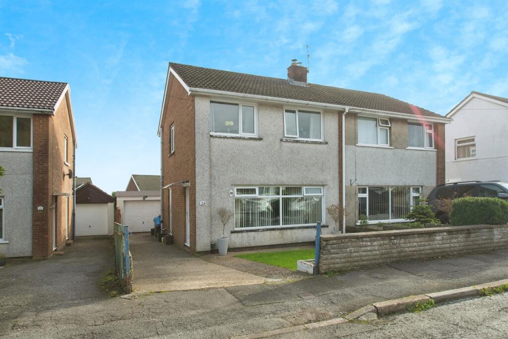 3 bedroom semidetached house for sale in Thornhill Close, Upper