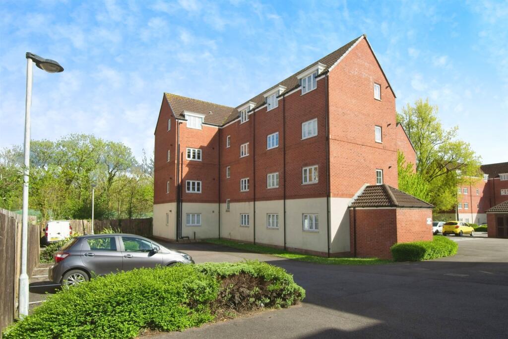 2 bedroom flat for sale in Blaen Bran Close, Cwmbran, NP44