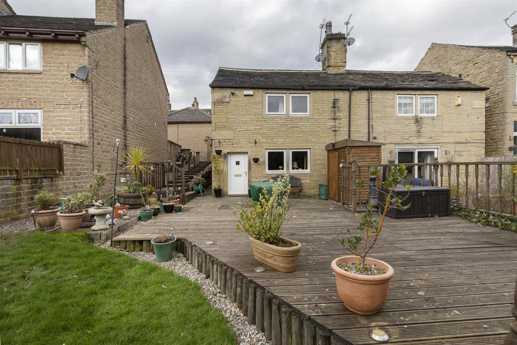 2 bedroom semidetached house for sale in Tofts Grove, Brighouse, HD6