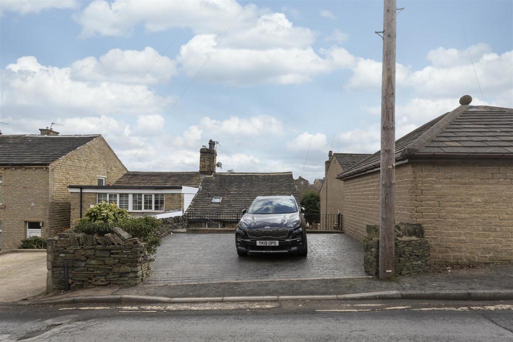 2 bedroom semidetached house for sale in Tofts Grove, Brighouse, HD6