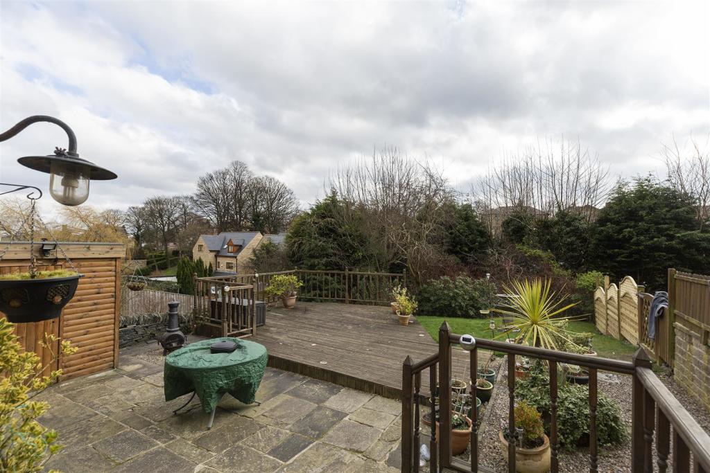 2 bedroom semidetached house for sale in Tofts Grove, Brighouse, HD6