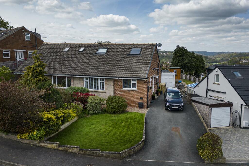 4 bedroom semidetached house for sale in Healey Wood Road, Brighouse, HD6
