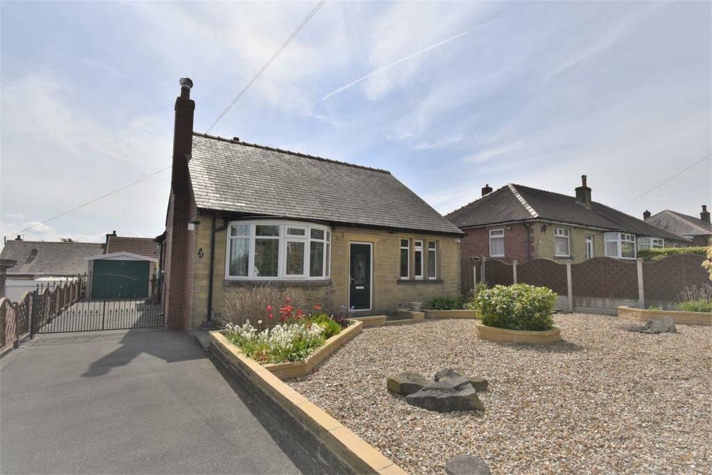 2 bedroom detached bungalow for sale in Foster Avenue, Beaumont Park, Huddersfield, HD4