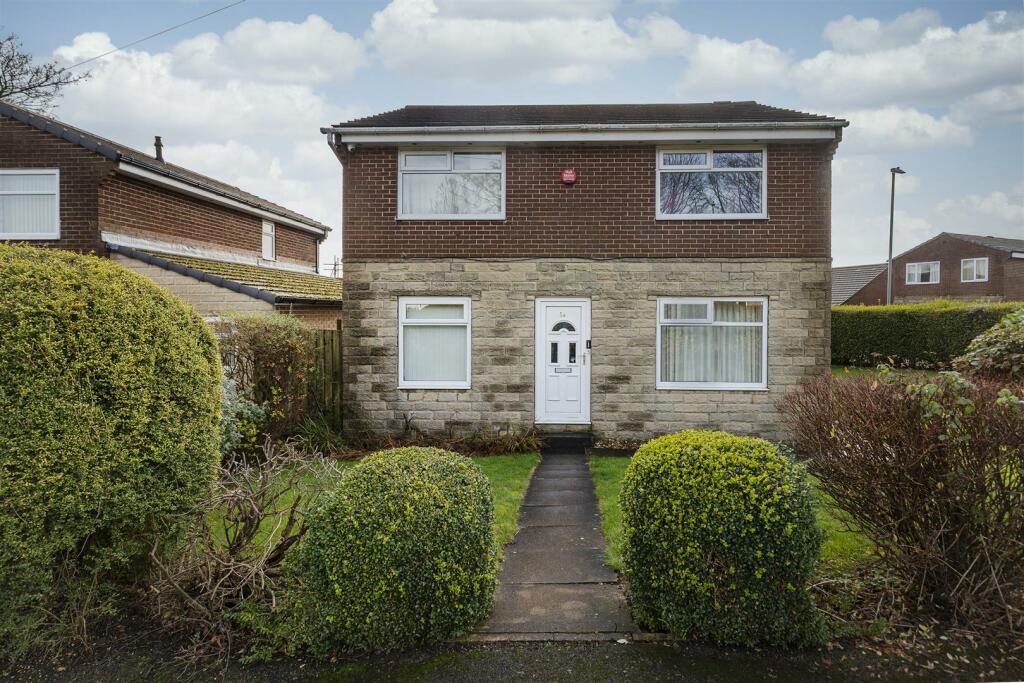 4 bedroom detached house for sale in Hill Grove, Salendine Nook, Huddersfield, HD3