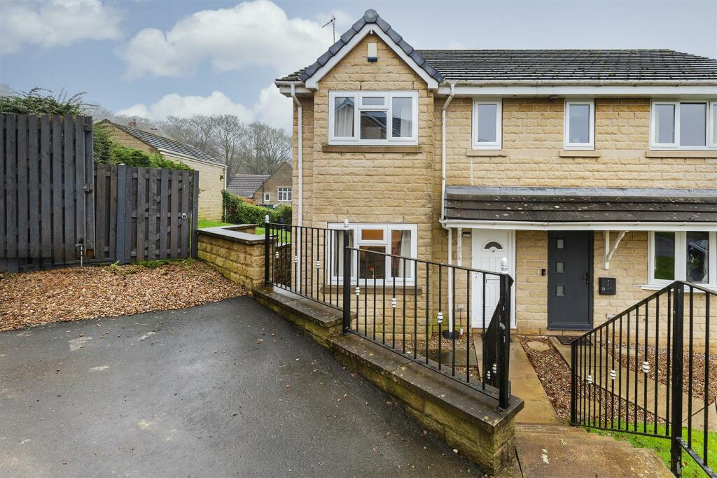 3 bedroom semidetached house for sale in Kilburn Close, Almondbury