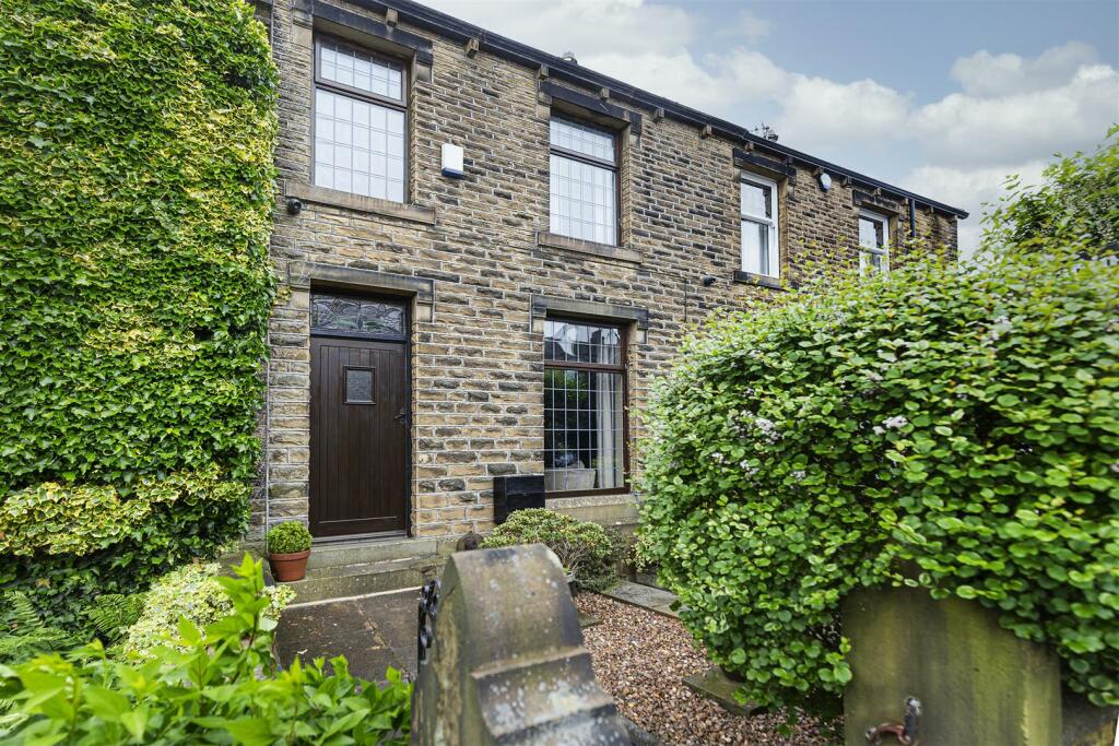 3 bedroom terraced house for sale in Bradshaw Road, Honley, Holmfirth, HD9