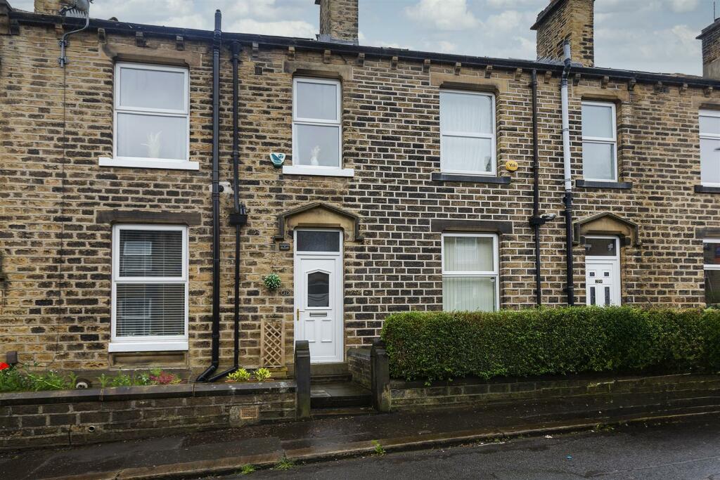 3 bedroom terraced house for sale in Wellington Street, Lindley