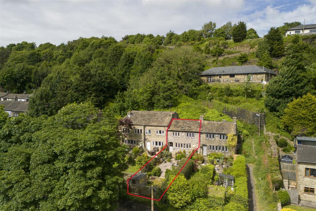 3 bedroom cottage for sale in Longwood Gate, Longwood, Huddersfield, HD3