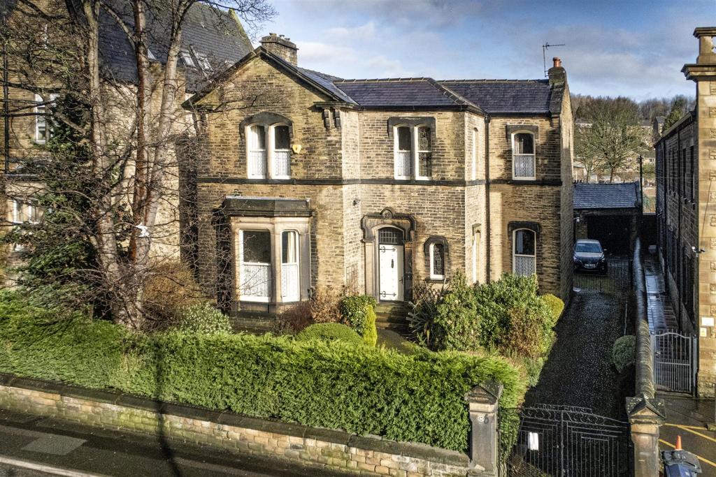 4 bedroom detached house for sale in Church Street, Paddock