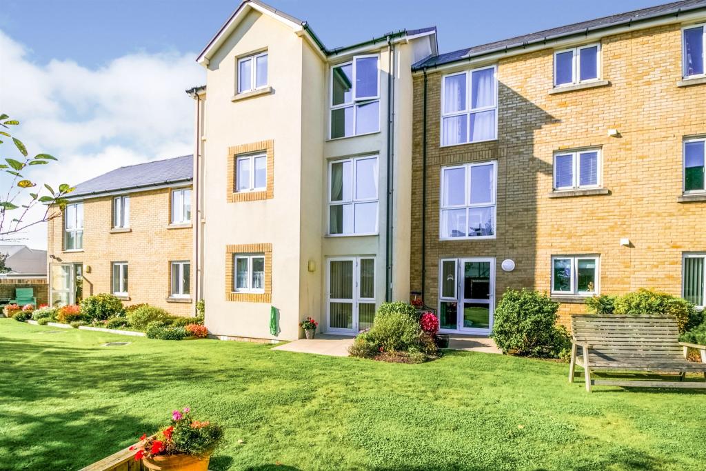 1 bedroom apartment for sale in Stoneleigh Court, Porthcawl, CF36