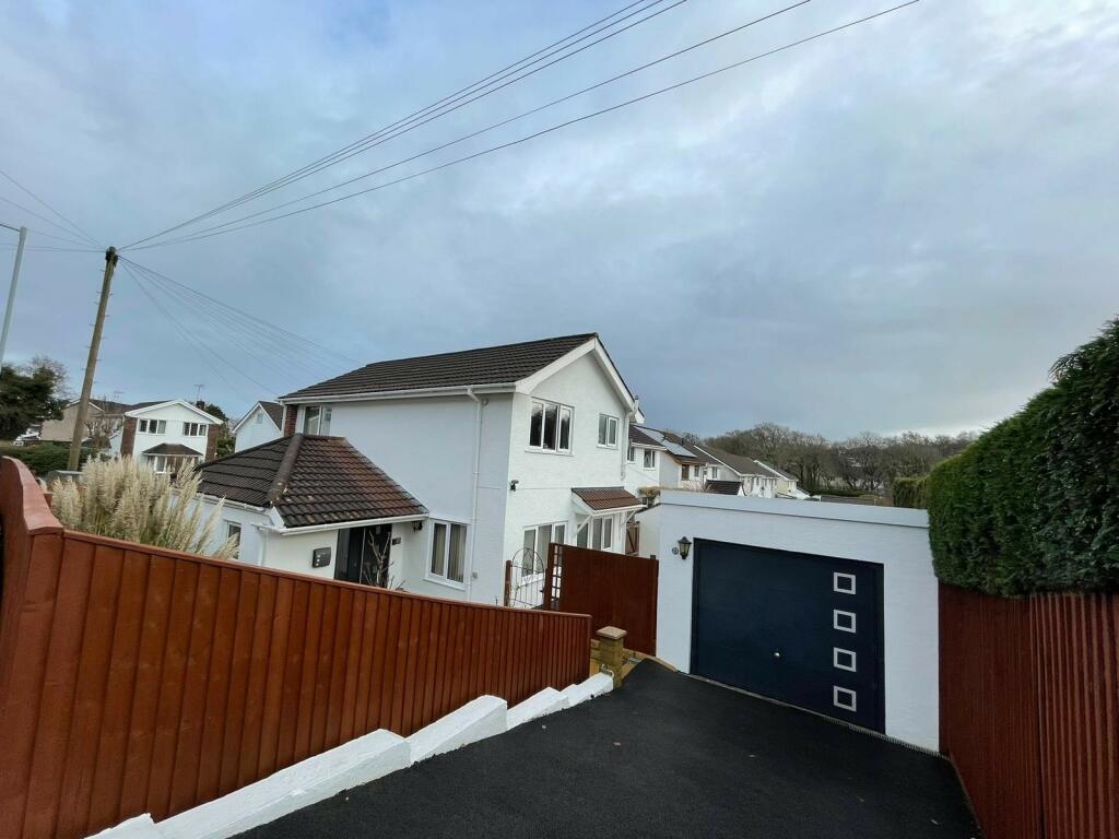 3 bedroom detached house for sale in Bishwell Road, Gowerton, Swansea, SA4