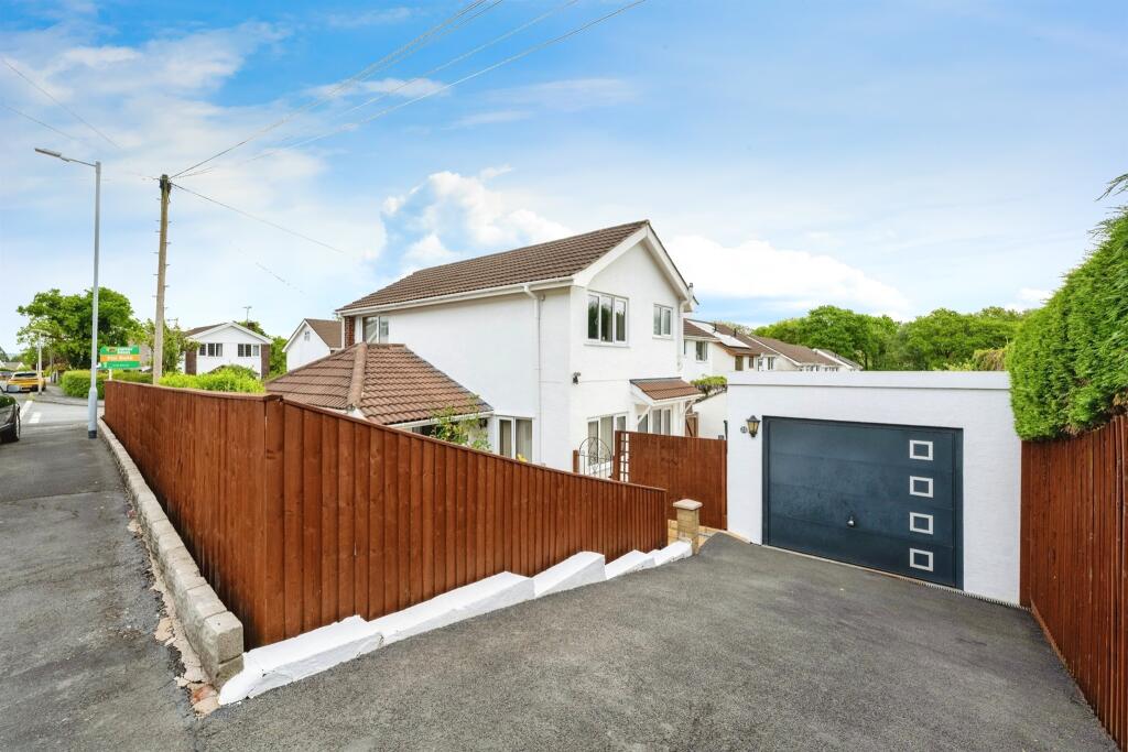 3 bedroom detached house for sale in Bishwell Road, Gowerton, Swansea, SA4