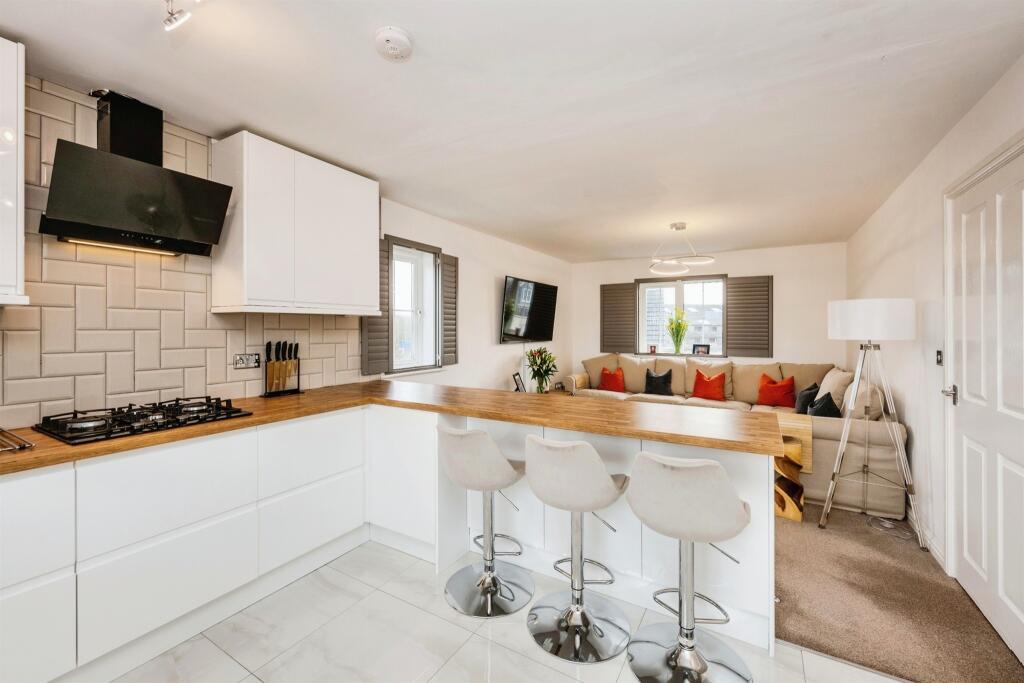 2 bedroom apartment for sale in Six Mills Avenue, Gorseinon, Swansea, SA4