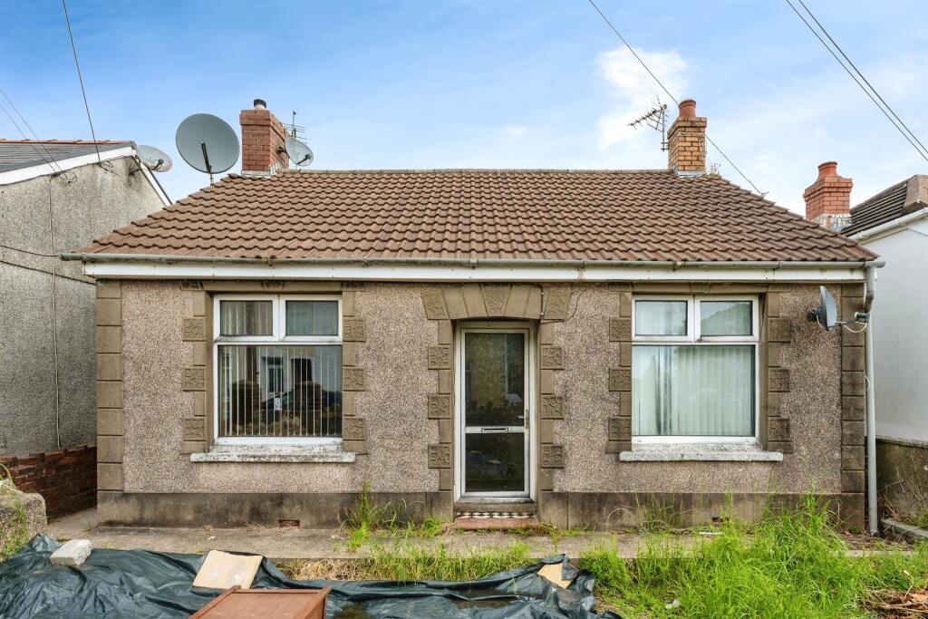 2 bedroom detached bungalow for sale in Twyniago, Pontarddulais
