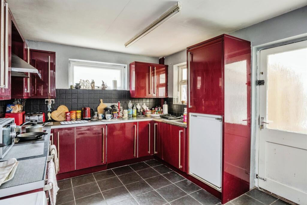 3 bedroom detached bungalow for sale in Intervalley Road, Banwen, Neath