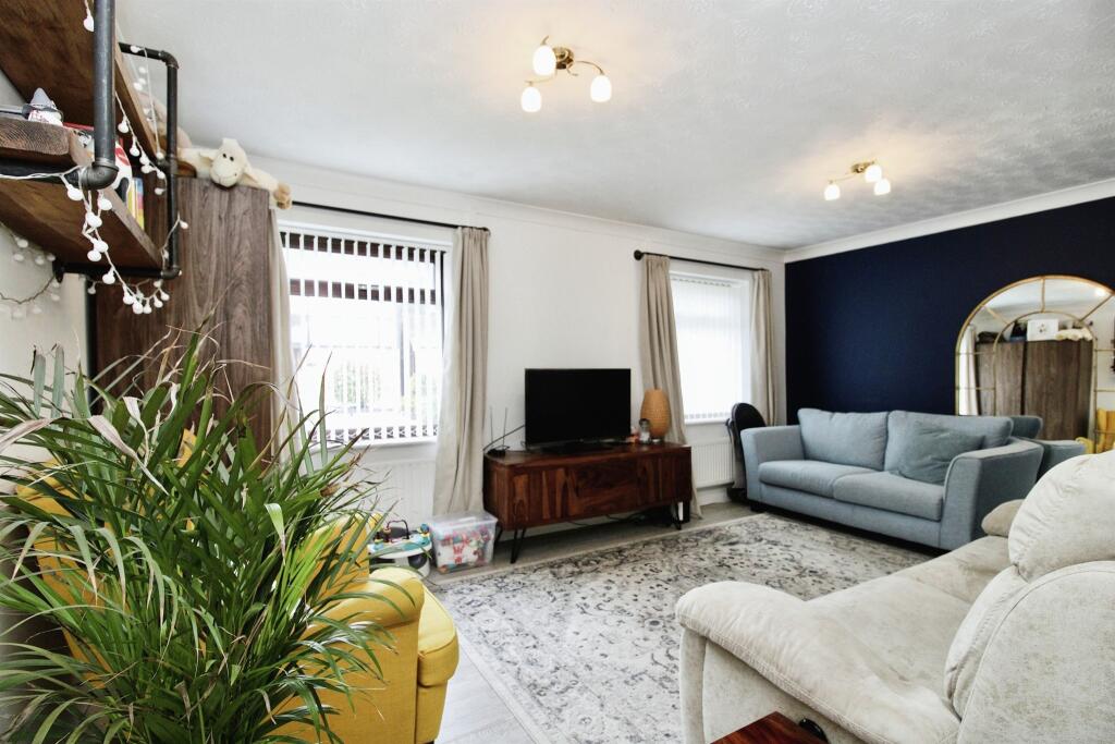 3 bedroom detached house for sale in Mallards Reach, Marshfield