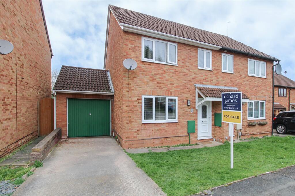 3 bedroom semi-detached house for sale in Bayleaf Avenue, Woodhall Park, Swindon, Wiltshire, SN2