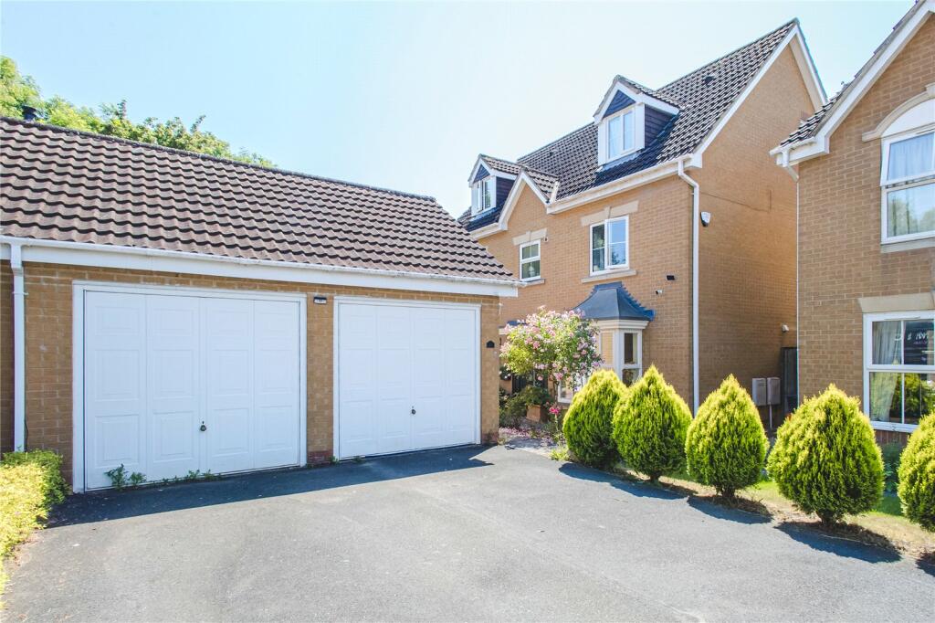 5 bedroom detached house for sale in Haywain Close, Groundwell, Swindon, Wiltshire, SN25
