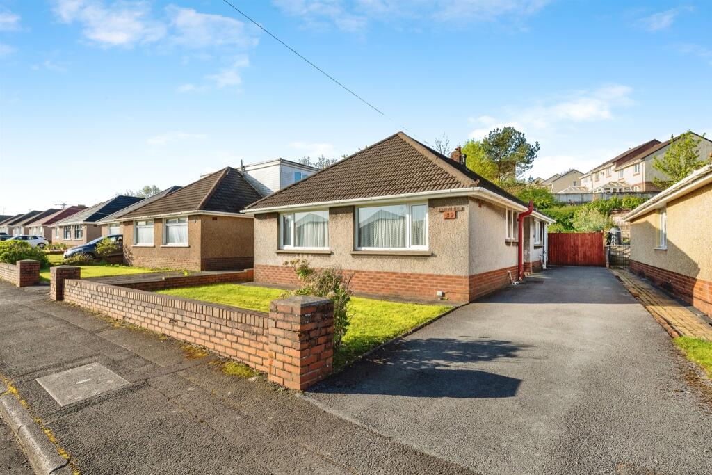 3 bedroom detached house for sale in Eileen Road, Llansamlet, Swansea, SA7