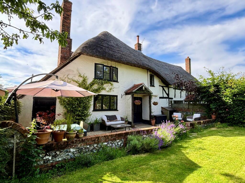 3 bedroom semidetached house for sale in East Garston, Hungerford