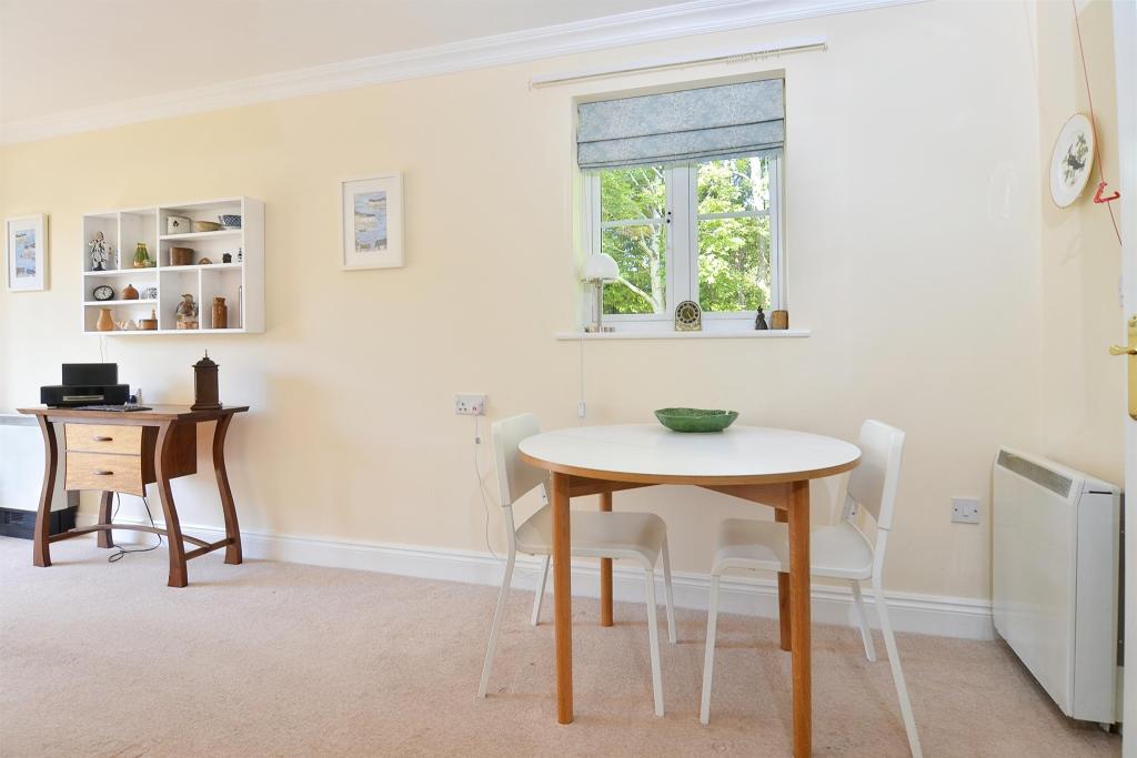 2 bedroom flat for sale in Ty Glas Road, Llanishen, Cardiff, CF14