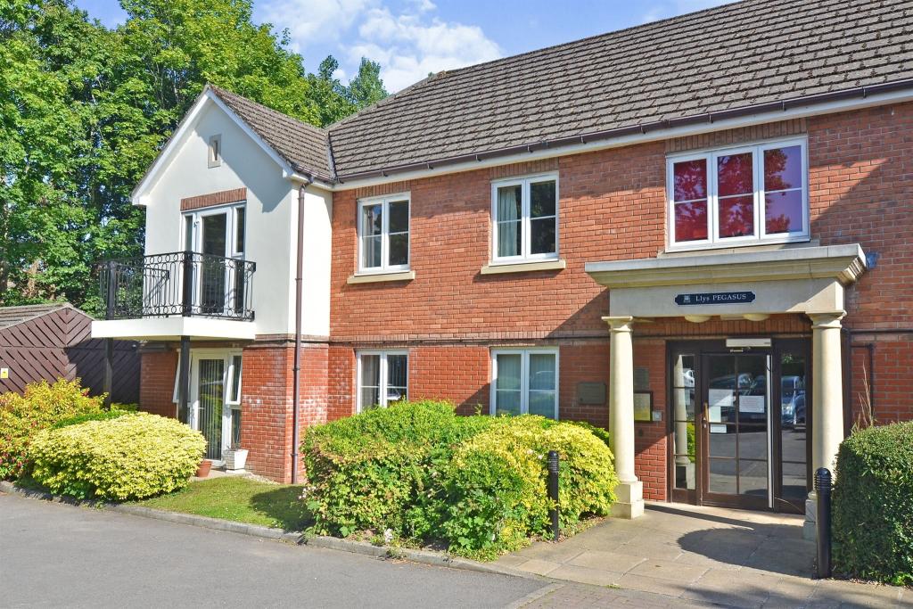 2 bedroom flat for sale in Ty Glas Road, Llanishen, Cardiff, CF14