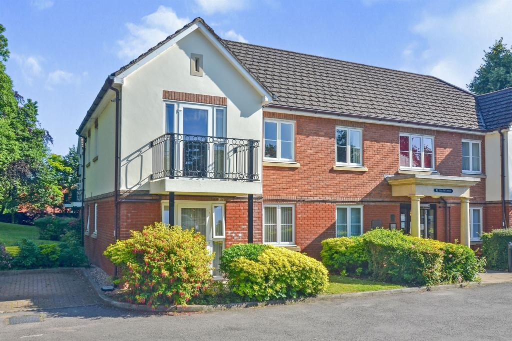 2 bedroom flat for sale in Ty Glas Road, Llanishen, Cardiff, CF14