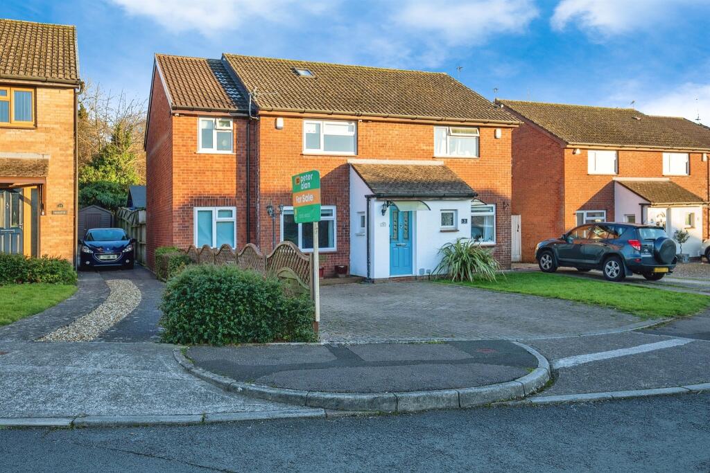 3 bedroom semidetached house for sale in Tristram Close, Thornhill
